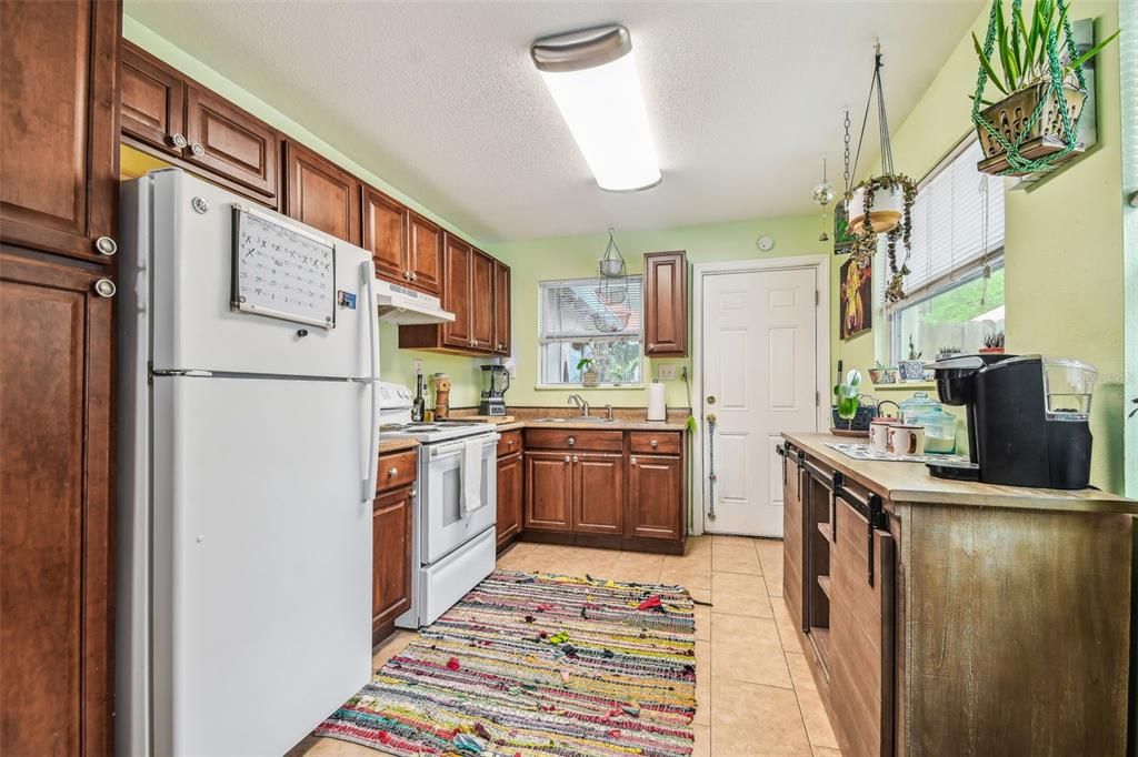 Active With Contract: $265,000 (2 beds, 1 baths, 923 Square Feet)