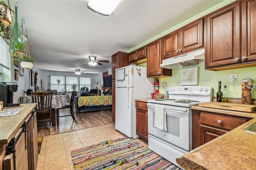 Active With Contract: $265,000 (2 beds, 1 baths, 923 Square Feet)
