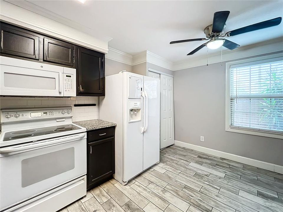 For Sale: $169,900 (2 beds, 1 baths, 837 Square Feet)