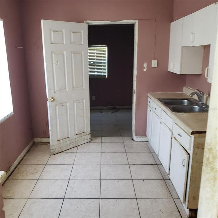 For Sale: $199,000 (4 beds, 1 baths, 644 Square Feet)