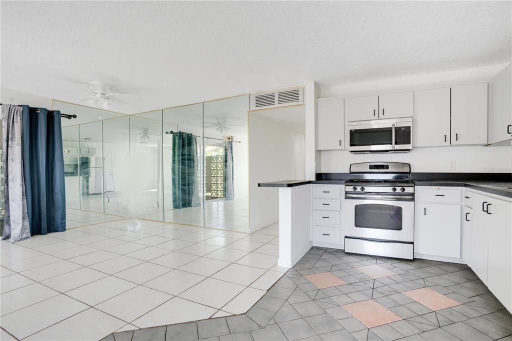 Active With Contract: $1,750 (3 beds, 1 baths, 1104 Square Feet)