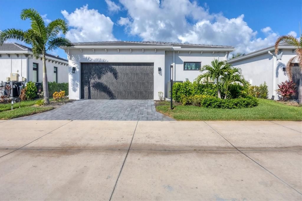 For Sale: $999,000 (2 beds, 2 baths, 2304 Square Feet)