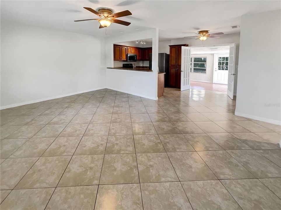 For Sale: $344,000 (2 beds, 1 baths, 912 Square Feet)