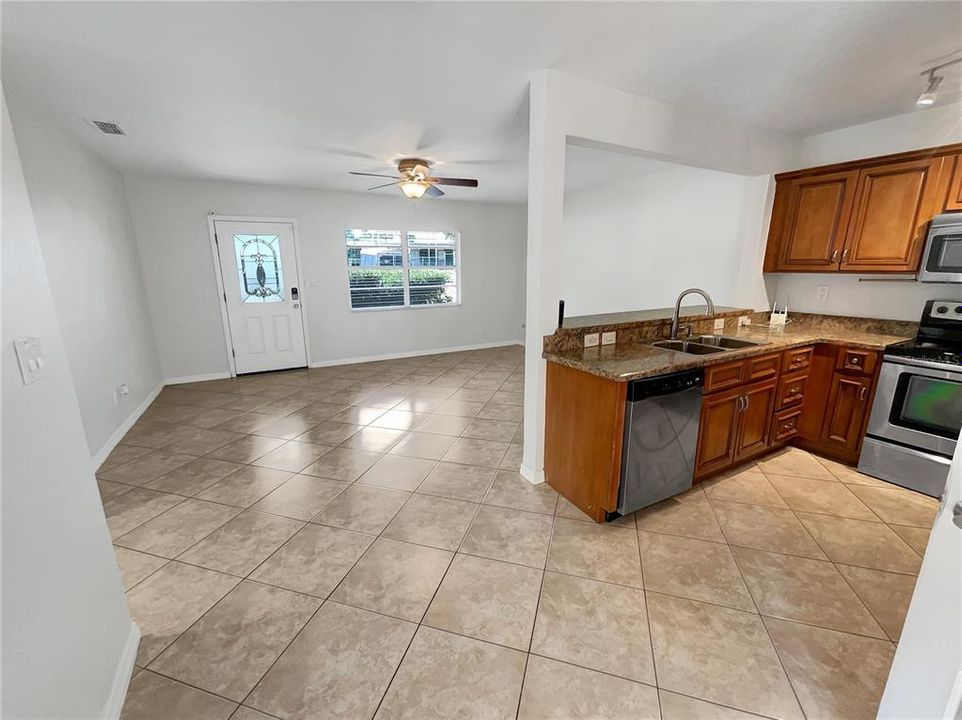 For Sale: $344,000 (2 beds, 1 baths, 912 Square Feet)