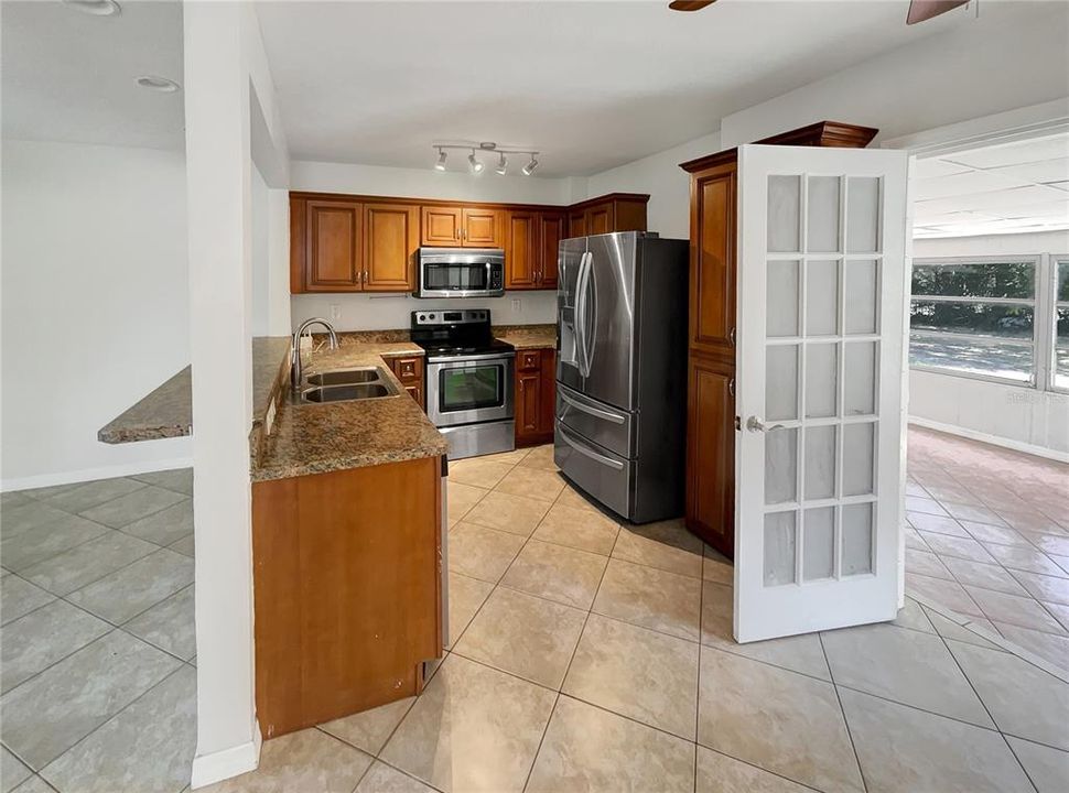 For Sale: $344,000 (2 beds, 1 baths, 912 Square Feet)