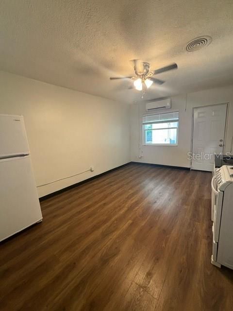 Recently Rented: $1,099 (0 beds, 1 baths, 400 Square Feet)