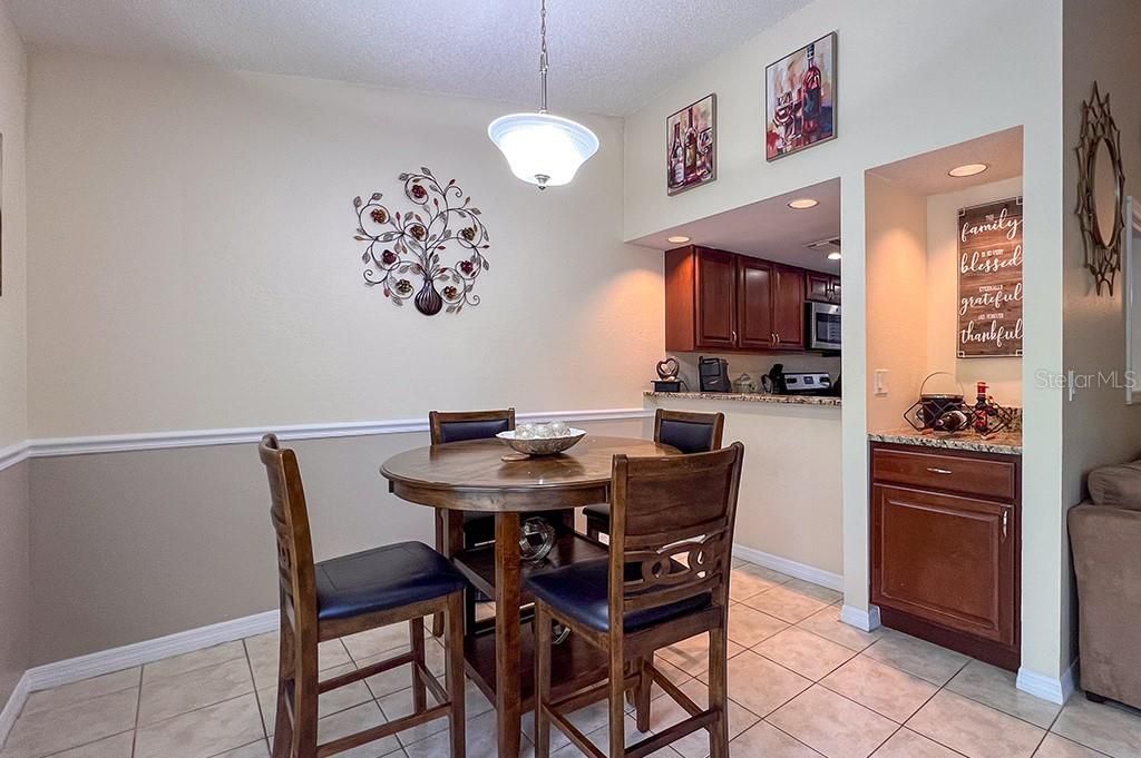 For Sale: $245,000 (2 beds, 2 baths, 1037 Square Feet)