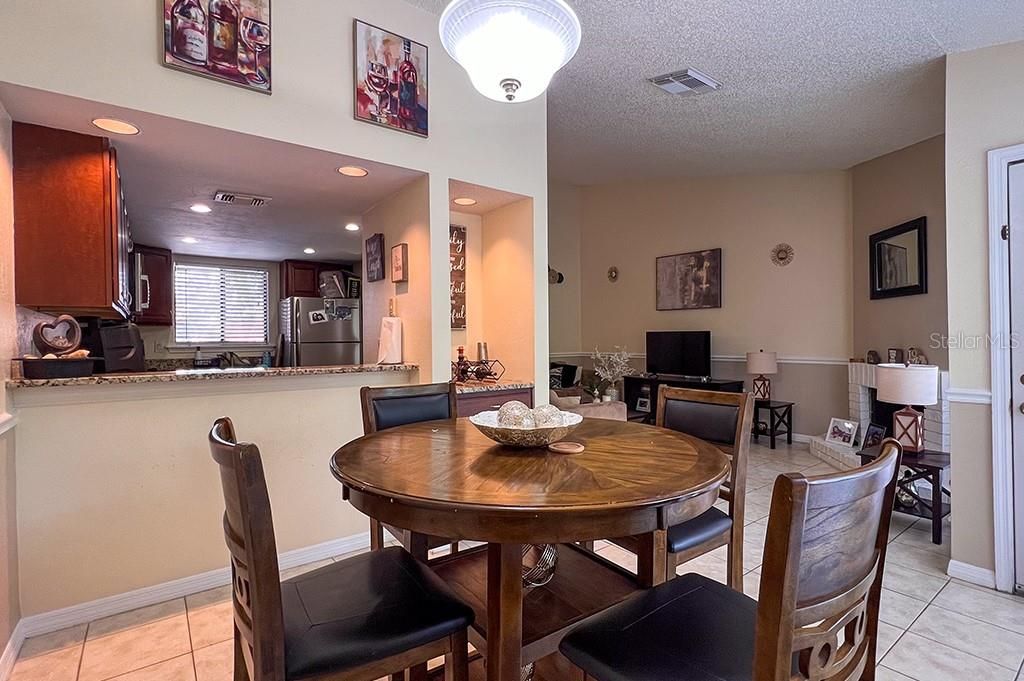 For Sale: $245,000 (2 beds, 2 baths, 1037 Square Feet)