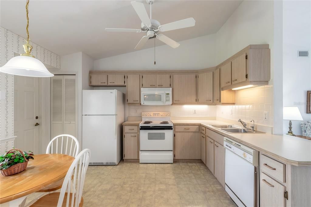 Active With Contract: $324,900 (3 beds, 2 baths, 1576 Square Feet)