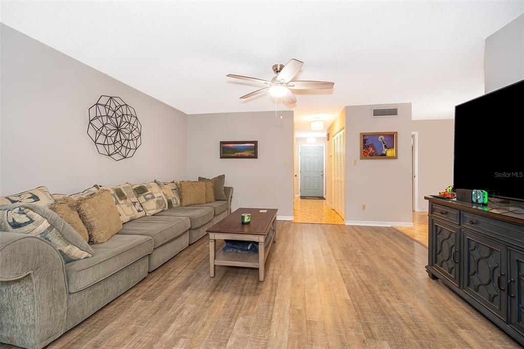 For Sale: $289,900 (2 beds, 2 baths, 1434 Square Feet)