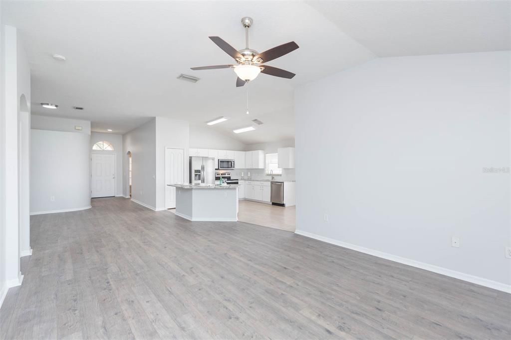 For Sale: $399,900 (3 beds, 2 baths, 1735 Square Feet)