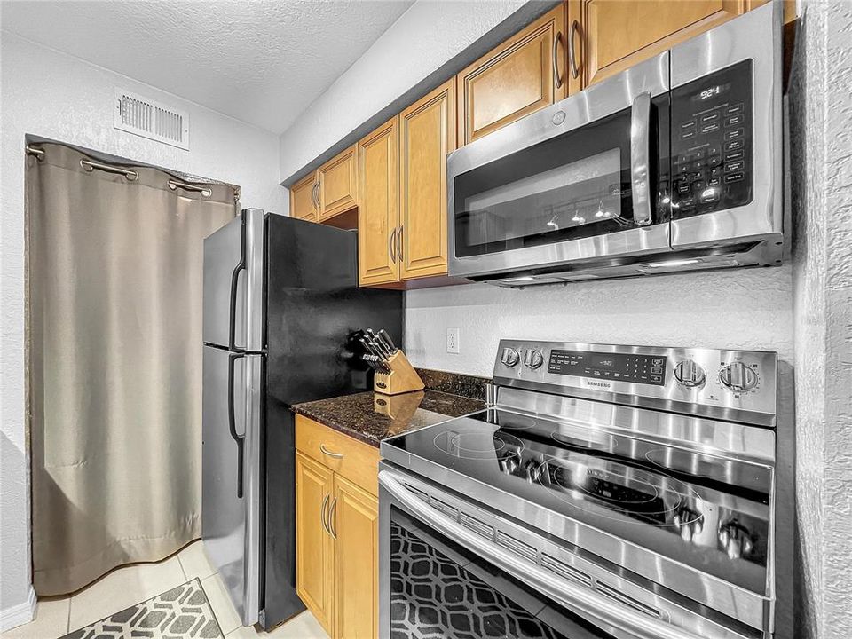 For Rent: $1,800 (2 beds, 1 baths, 823 Square Feet)