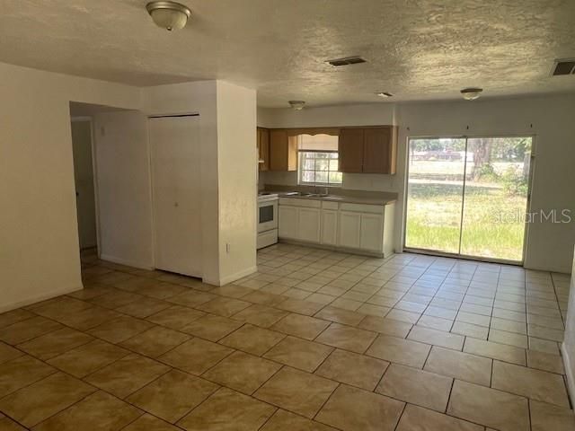 For Rent: $1,400 (4 beds, 1 baths, 1187 Square Feet)