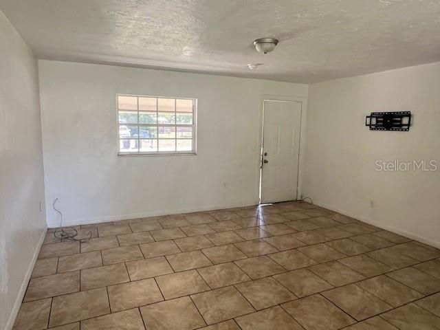 For Rent: $1,400 (4 beds, 1 baths, 1187 Square Feet)