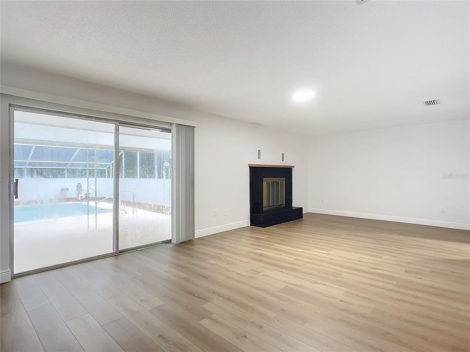 Activo con contrato: $399,999 (4 camas, 2 baños, 2336 Pies cuadrados)