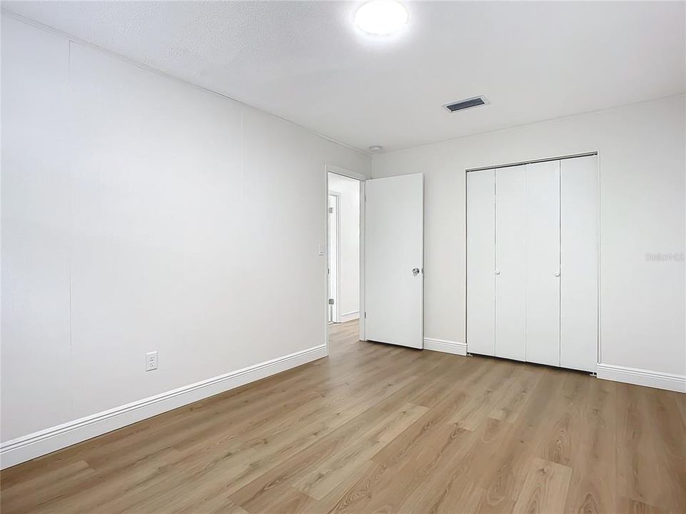 Activo con contrato: $399,999 (4 camas, 2 baños, 2336 Pies cuadrados)