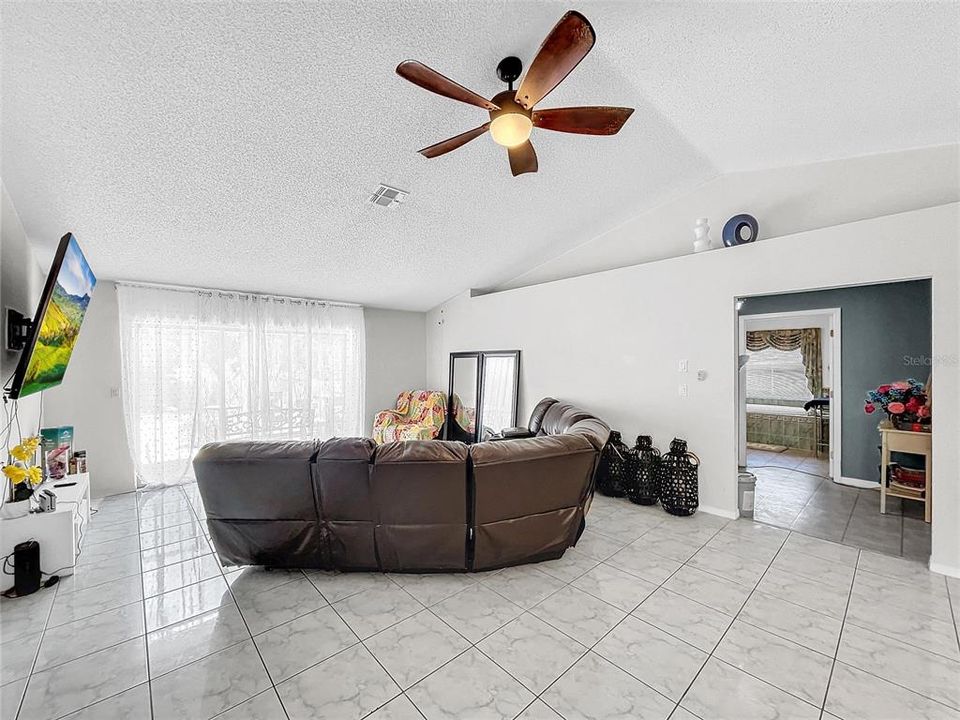 For Sale: $335,000 (3 beds, 3 baths, 2046 Square Feet)