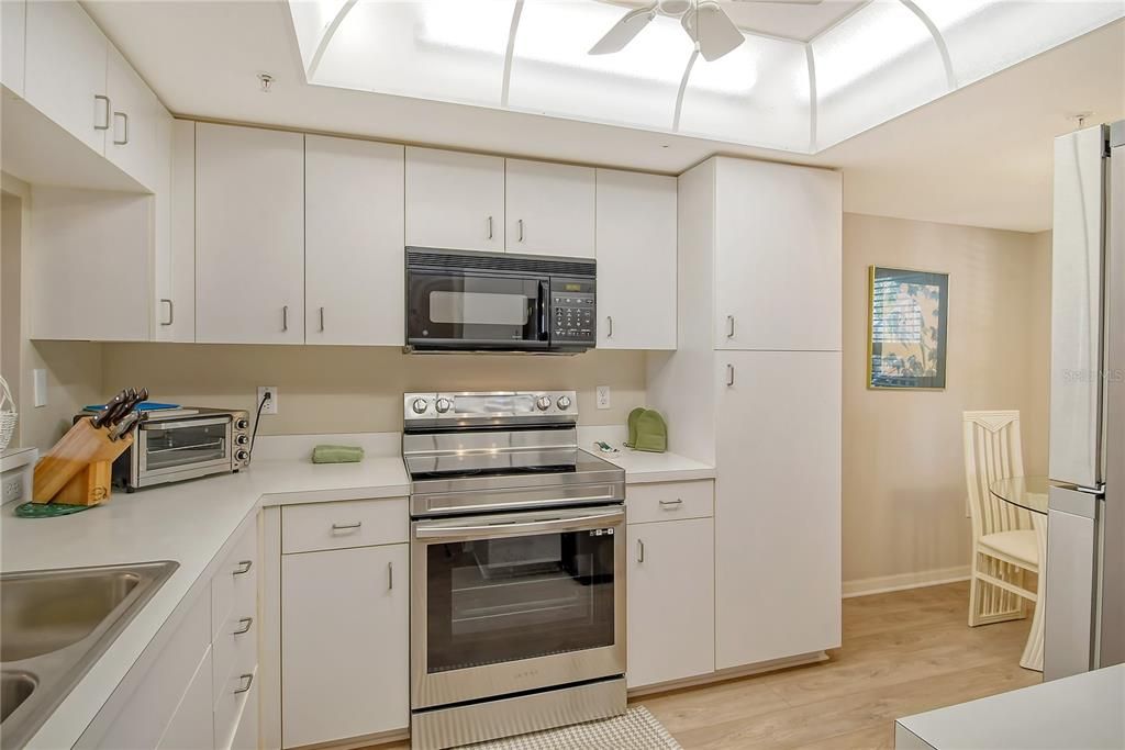 Active With Contract: $2,800 (2 beds, 2 baths, 1106 Square Feet)