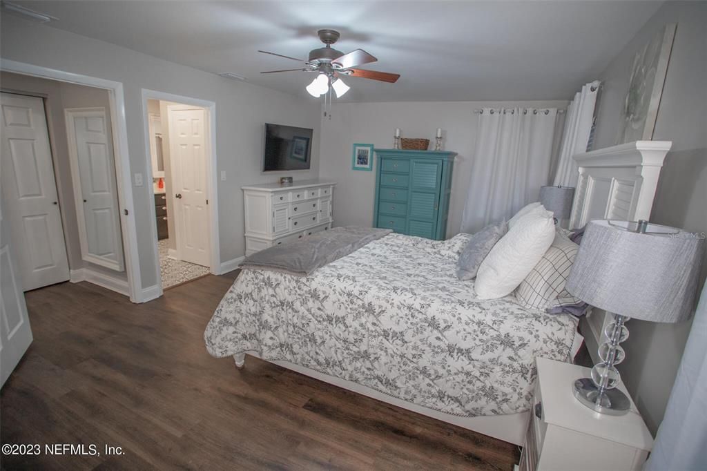 For Sale: $360,000 (3 beds, 3 baths, 1950 Square Feet)