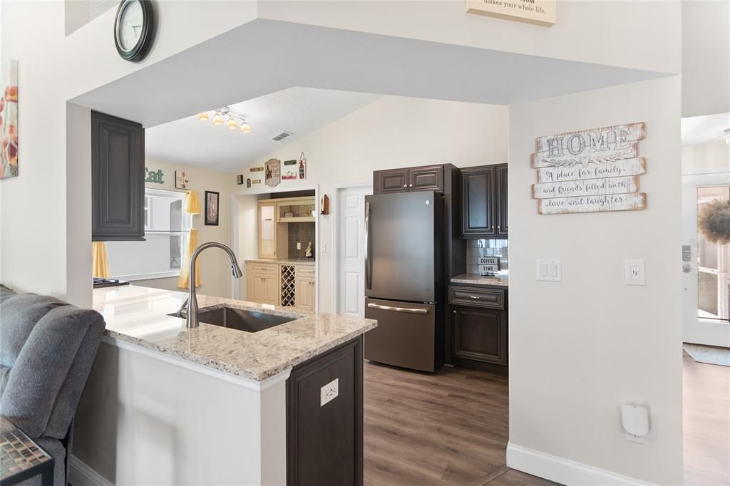 For Sale: $354,900 (2 beds, 2 baths, 1466 Square Feet)