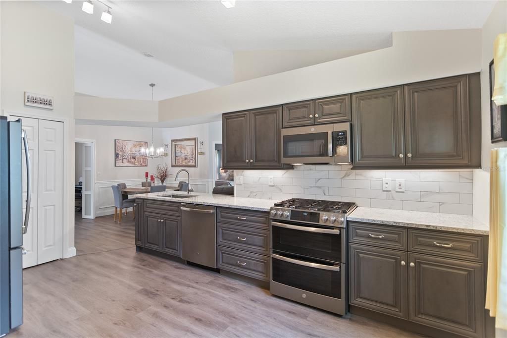 For Sale: $354,900 (2 beds, 2 baths, 1466 Square Feet)