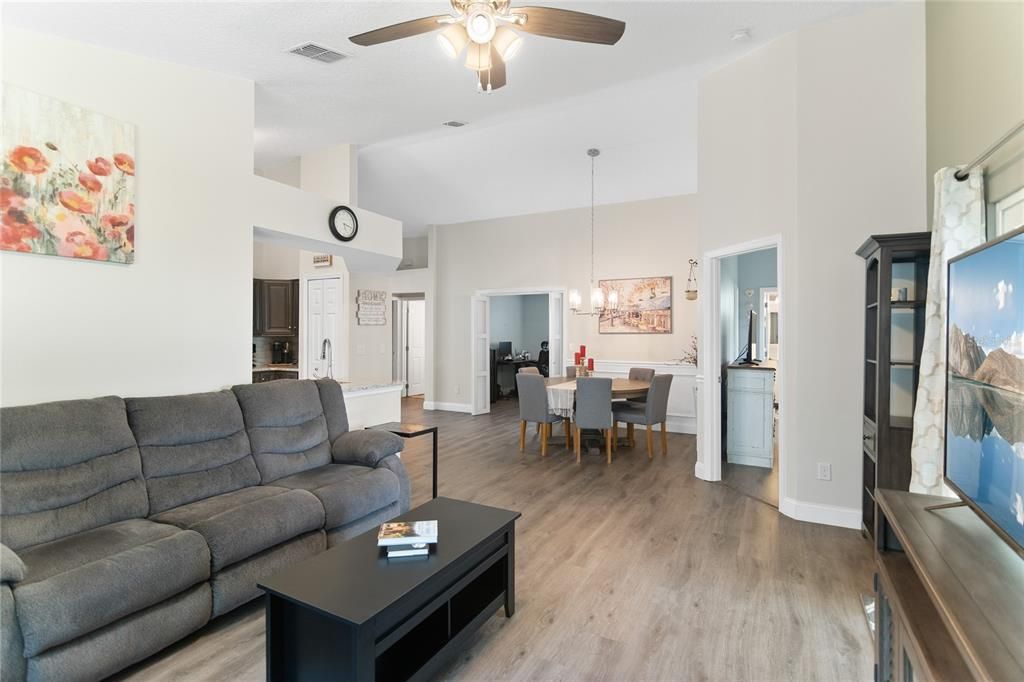 For Sale: $354,900 (2 beds, 2 baths, 1466 Square Feet)