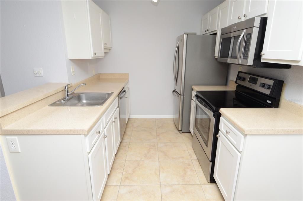 Active With Contract: $1,600 (1 beds, 1 baths, 742 Square Feet)