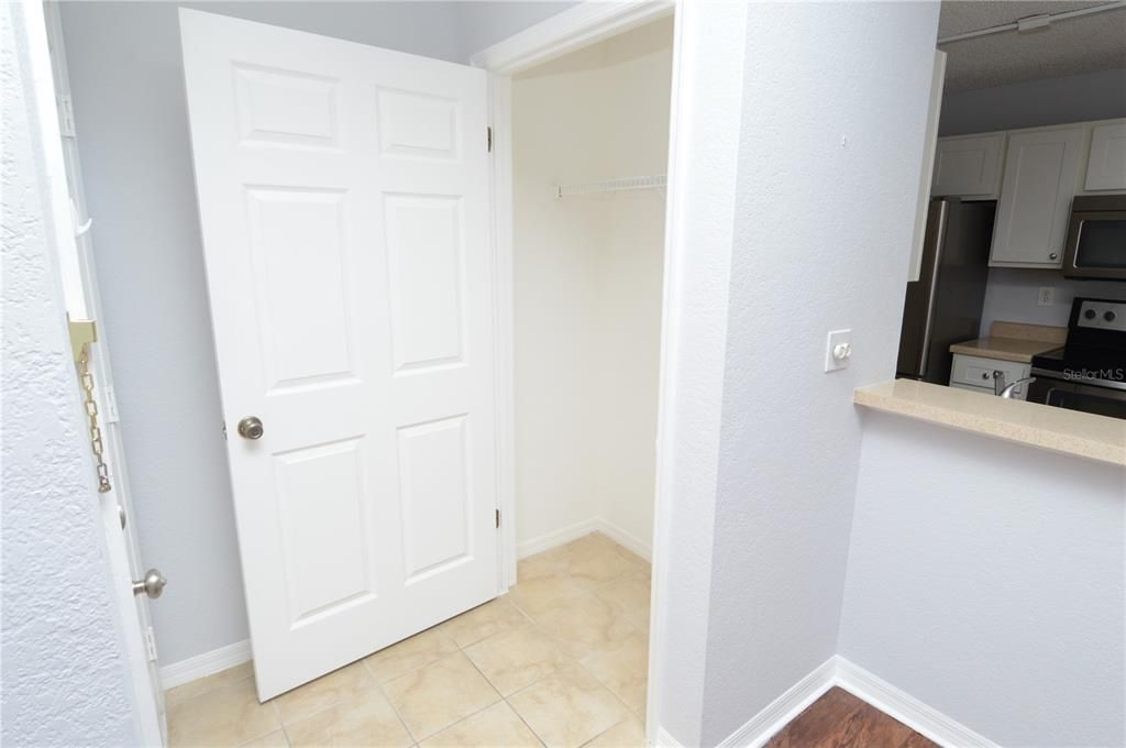 Active With Contract: $1,600 (1 beds, 1 baths, 742 Square Feet)