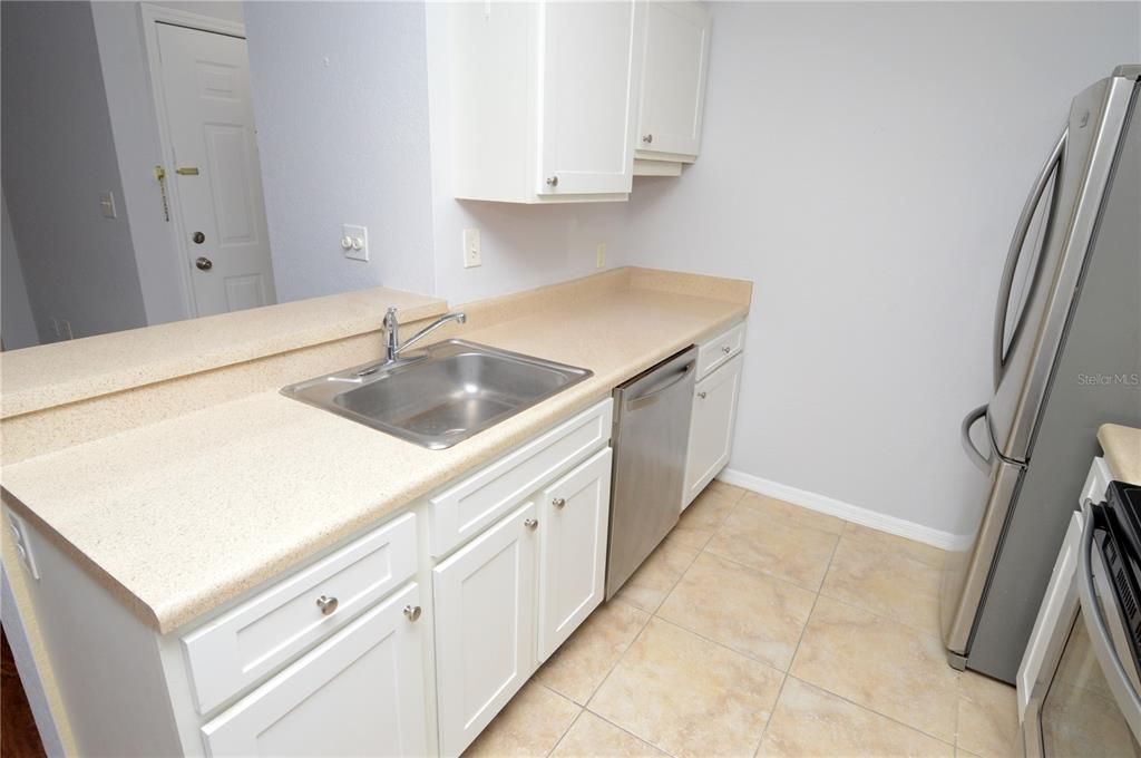 Active With Contract: $1,600 (1 beds, 1 baths, 742 Square Feet)