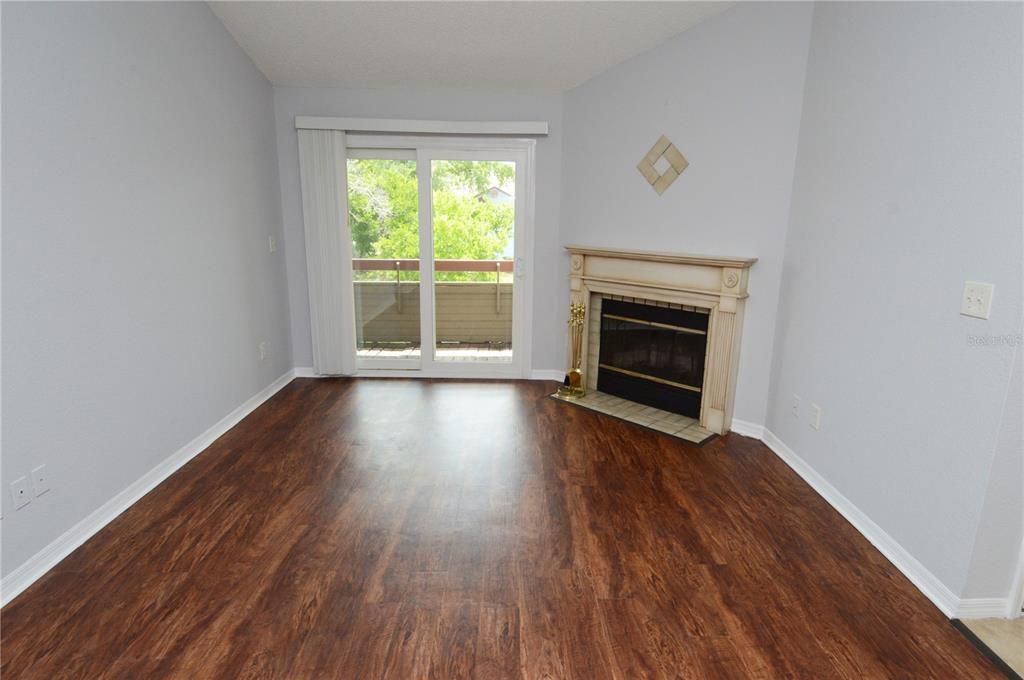 Active With Contract: $1,600 (1 beds, 1 baths, 742 Square Feet)