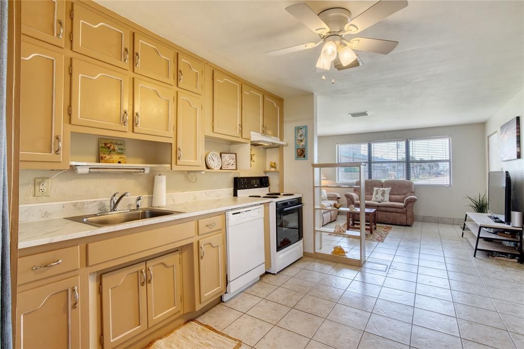 For Sale: $299,000 (2 beds, 1 baths, 700 Square Feet)