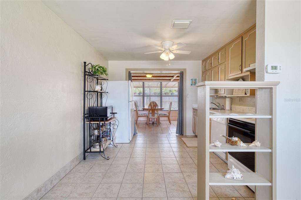 For Sale: $299,000 (2 beds, 1 baths, 700 Square Feet)