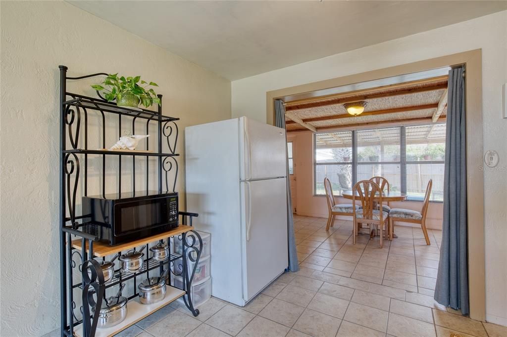 For Sale: $299,000 (2 beds, 1 baths, 700 Square Feet)