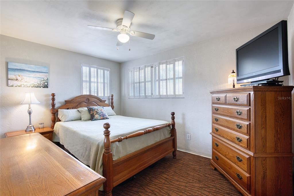 For Sale: $299,000 (2 beds, 1 baths, 700 Square Feet)