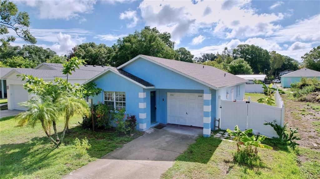 Active With Contract: $250,000 (3 beds, 2 baths, 1098 Square Feet)