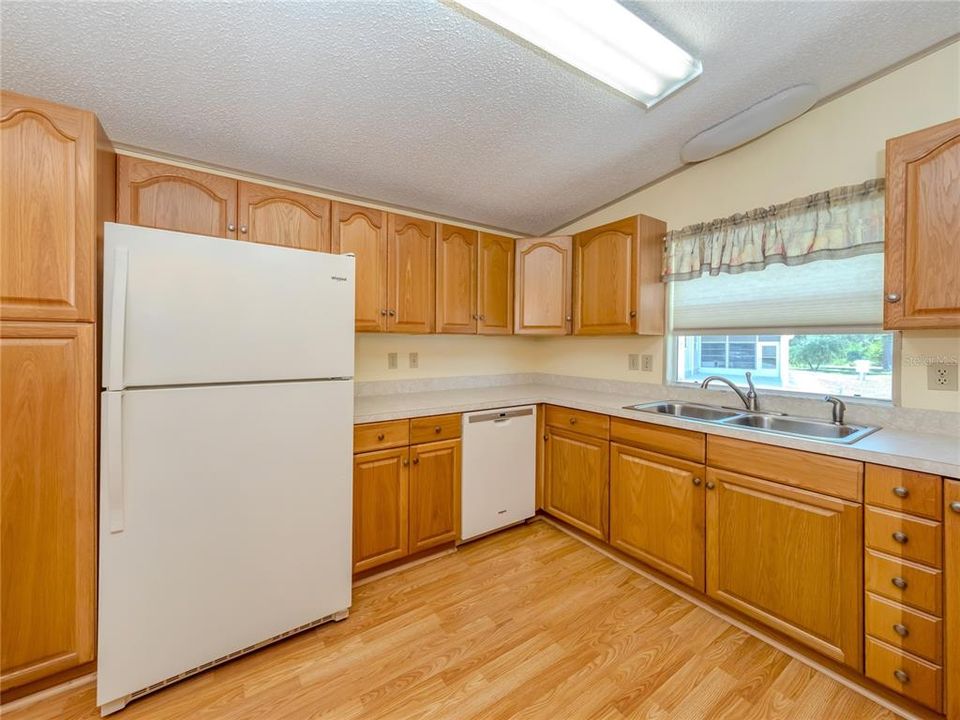 For Sale: $199,900 (2 beds, 2 baths, 1252 Square Feet)