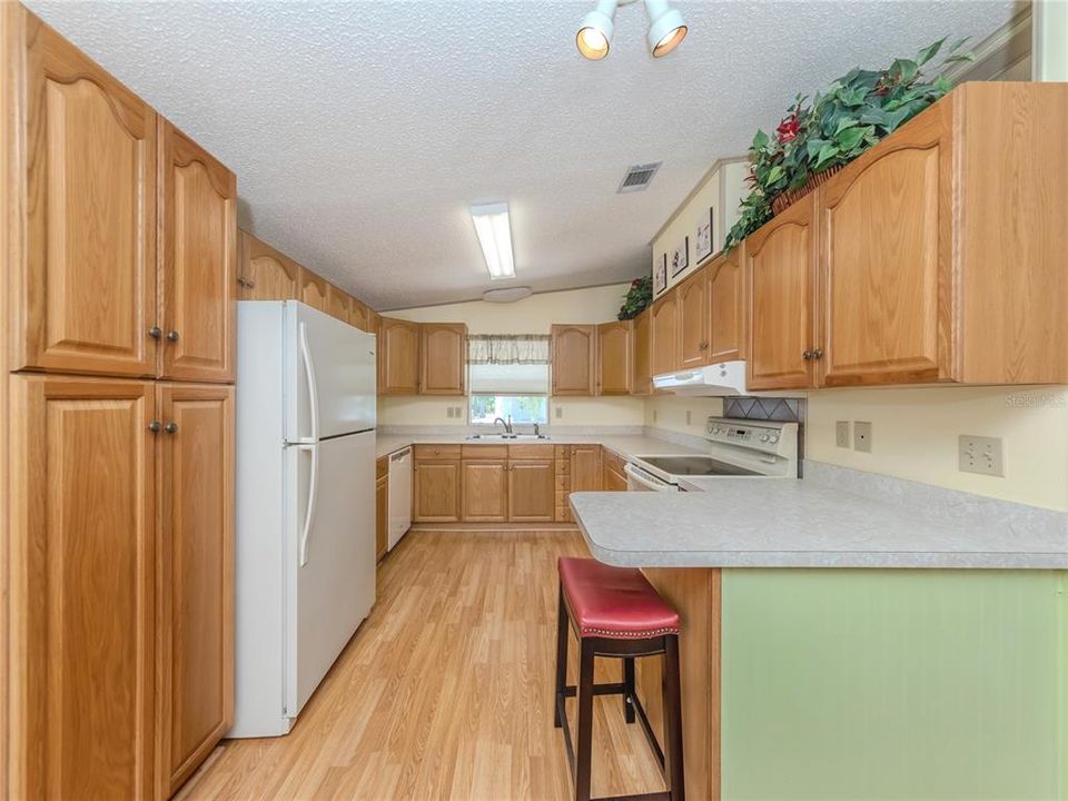 For Sale: $199,900 (2 beds, 2 baths, 1252 Square Feet)