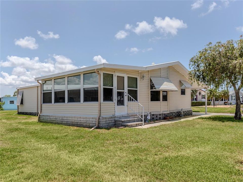 For Sale: $199,900 (2 beds, 2 baths, 1252 Square Feet)