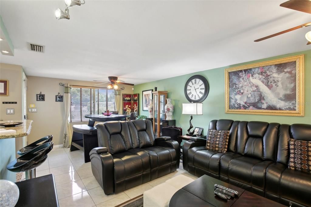 For Sale: $385,000 (2 beds, 2 baths, 1266 Square Feet)