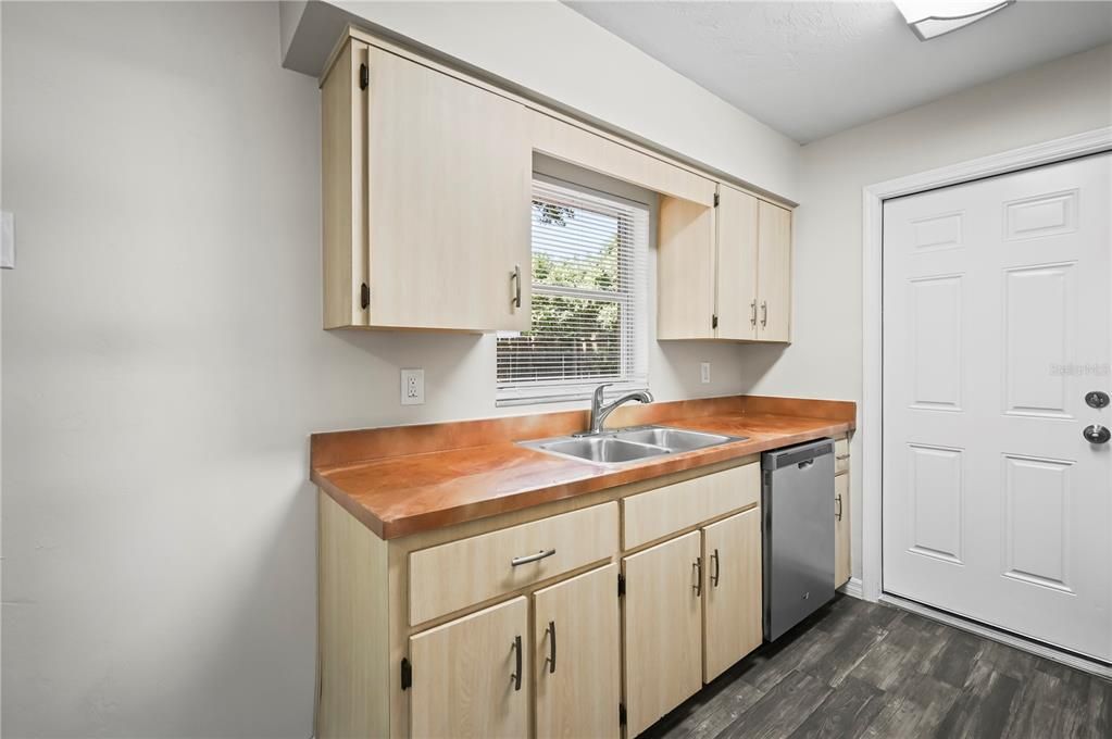 Active With Contract: $239,900 (3 beds, 2 baths, 1000 Square Feet)