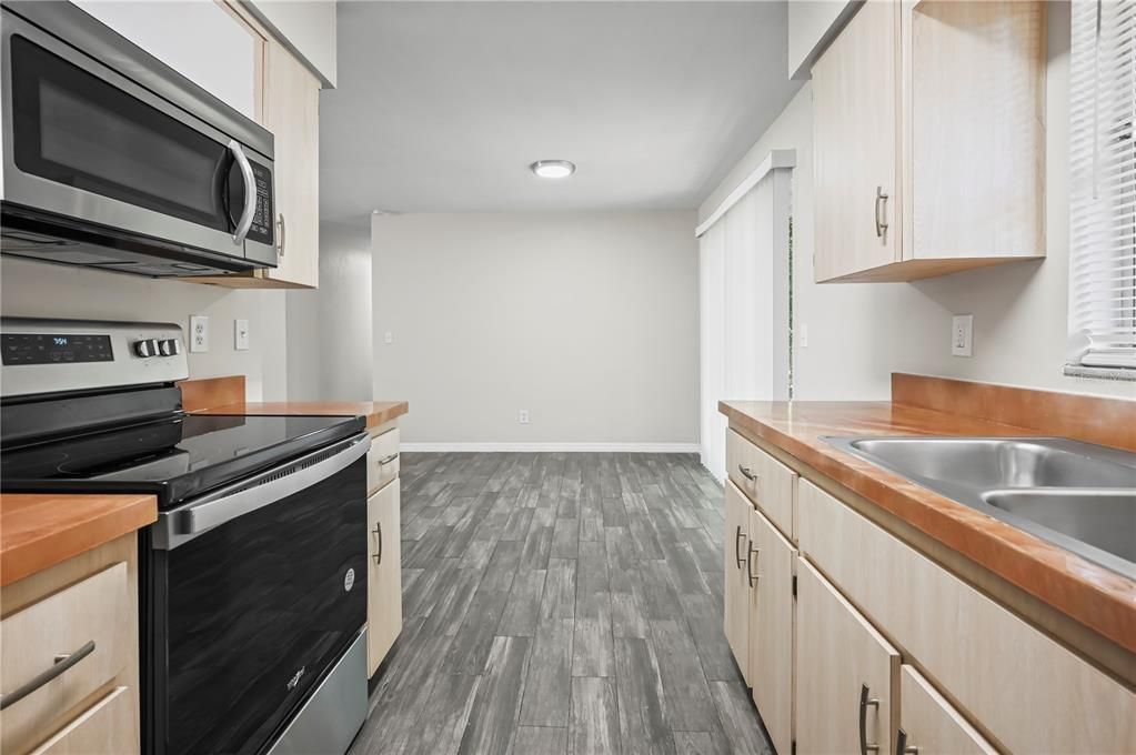 Active With Contract: $239,900 (3 beds, 2 baths, 1000 Square Feet)