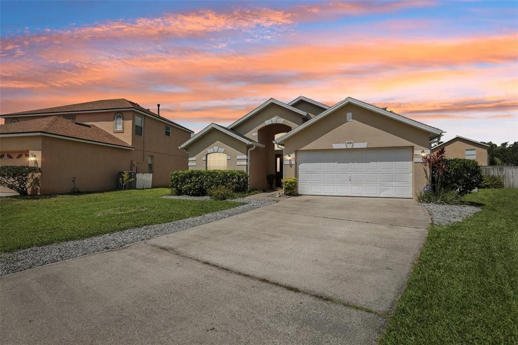 You are also ONLY MINUTES AWAY from all of the SHOPPING AND RESTAURANTS you can dream of in the WATERFORD LAKES TOWN CENTER and a short drive to the UNIVERSITY OF CENTRAL FLORIDA!