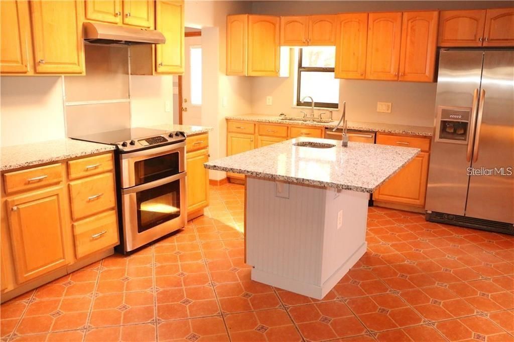 Stainless steel appliances w/ granite counters