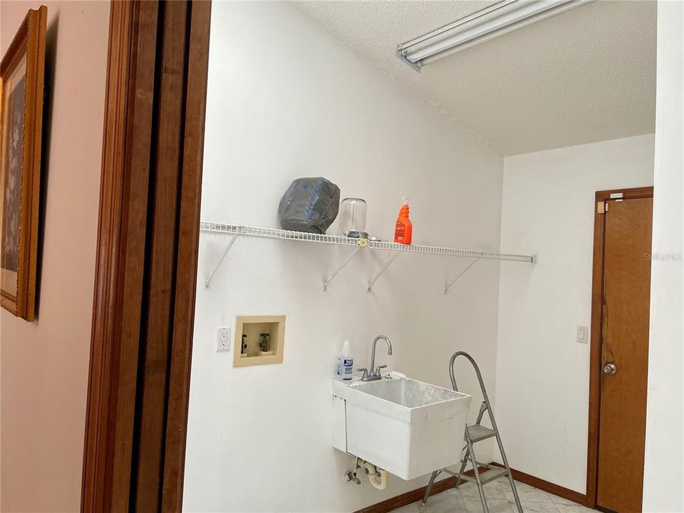 En Venta: $430,000 (3 camas, 2 baños, 2477 Pies cuadrados)