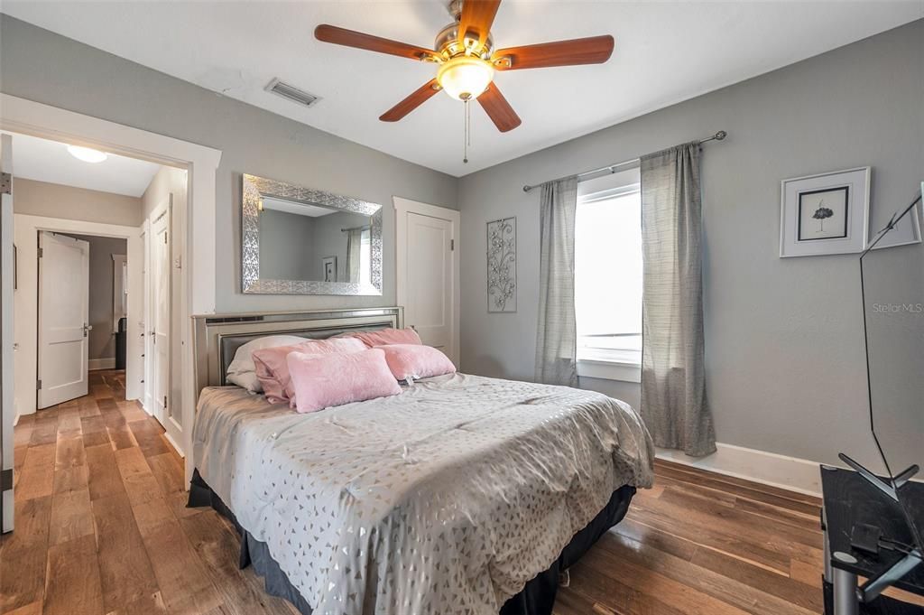 Active With Contract: $295,000 (2 beds, 1 baths, 982 Square Feet)
