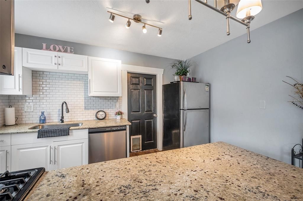 Active With Contract: $295,000 (2 beds, 1 baths, 982 Square Feet)