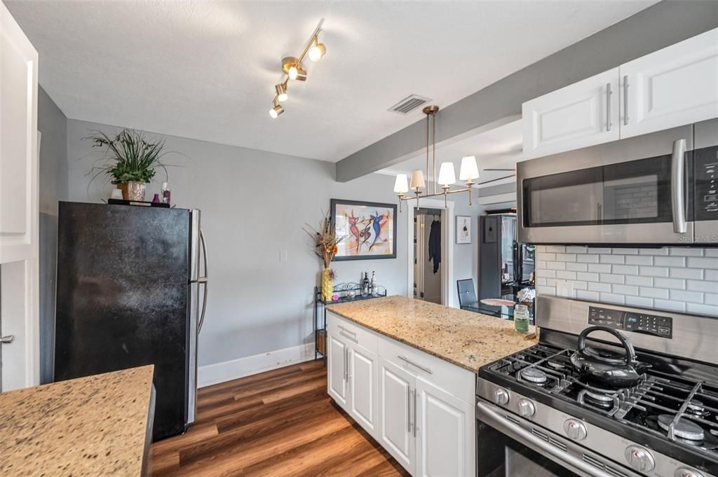 For Sale: $295,000 (2 beds, 1 baths, 982 Square Feet)
