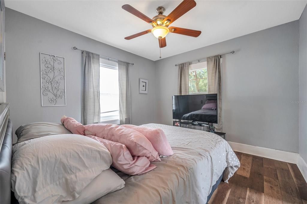 For Sale: $295,000 (2 beds, 1 baths, 982 Square Feet)