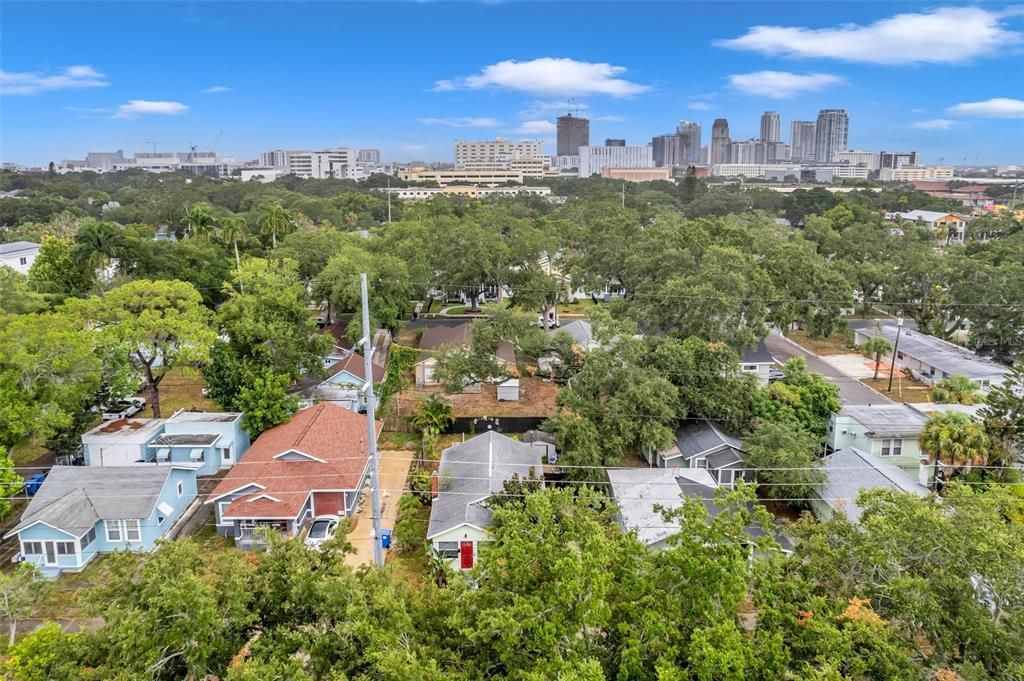 Active With Contract: $295,000 (2 beds, 1 baths, 982 Square Feet)