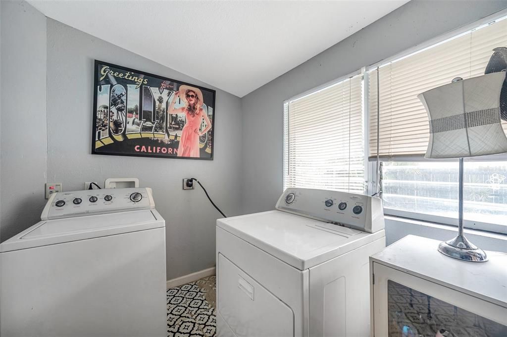 Active With Contract: $295,000 (2 beds, 1 baths, 982 Square Feet)